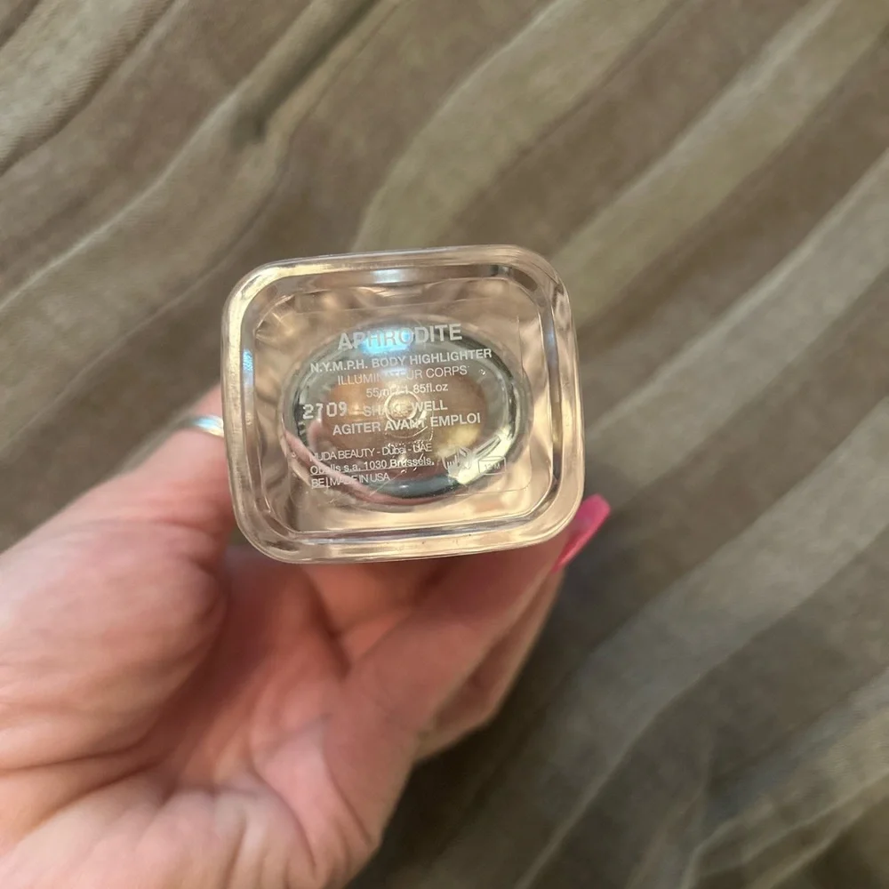 HUDA BEAUTY Liquid Body Highlighter - NYMPH - Aphrodite - Picture 2 of 3